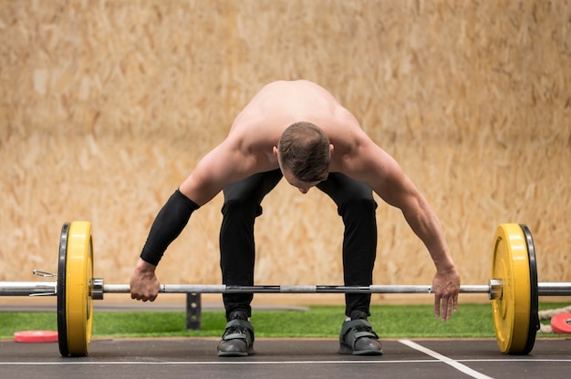 Allenamento uomo con i pesi