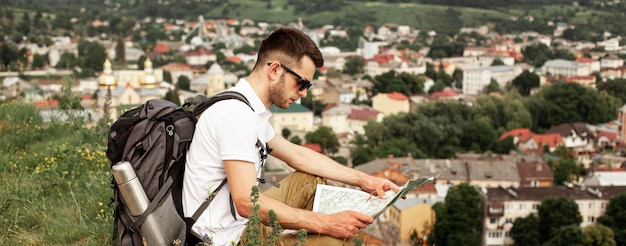 地図を読んで一人旅する男