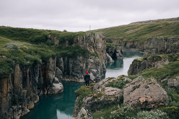 남자 여행자 도보 아룬드 아이슬란드 어 풍경