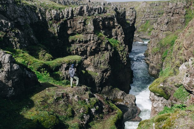 男の旅行者は、アイスランドの風景を歩きます