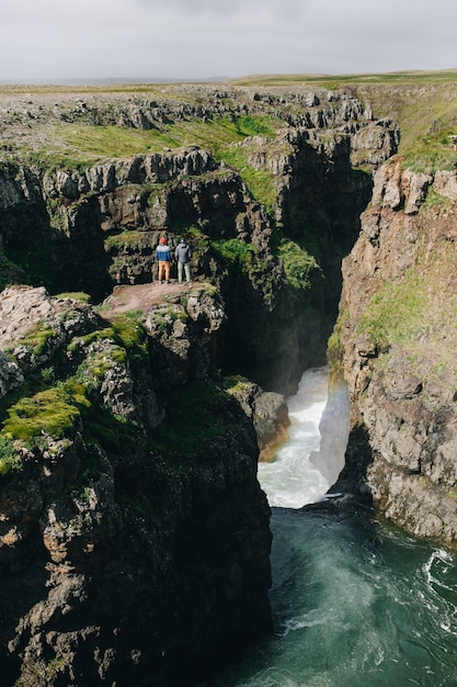 Foto gratuita l'uomo viaggiatore cammina arund paesaggio islandese