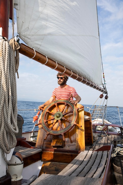 산세바스티안에서 배를 타고 여행하는 남자