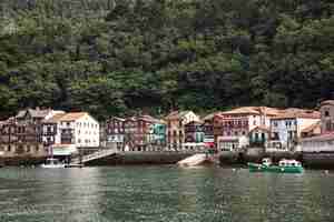 Foto gratuita uomo che viaggia in barca a san sebastian