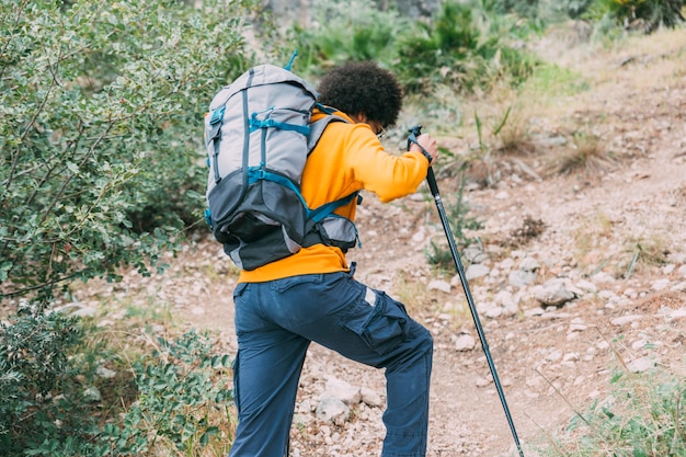 Foto gratuita man trekking in montagna