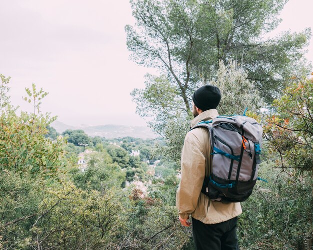 산에서 트레킹하는 남자