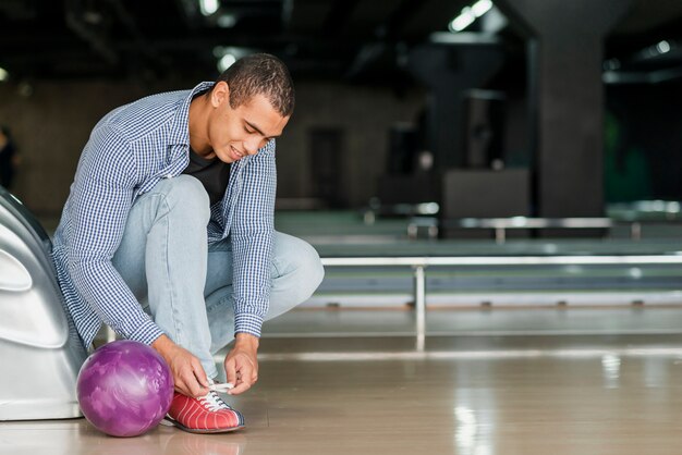 Man tying shoelaces in a bowling club