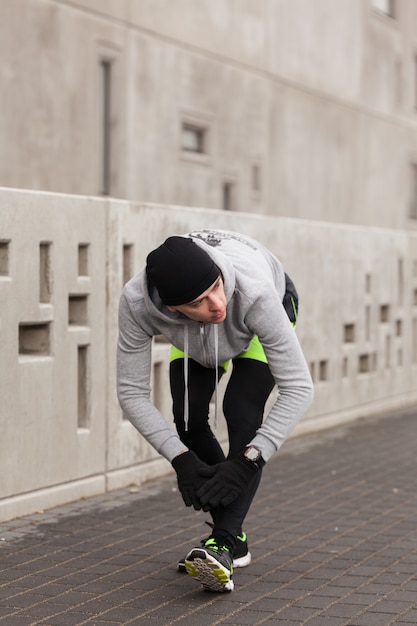 Uomo che lega scarpe sportive