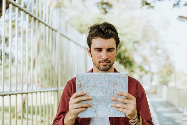 Бесплатное фото Человек, использующий карту в парке города