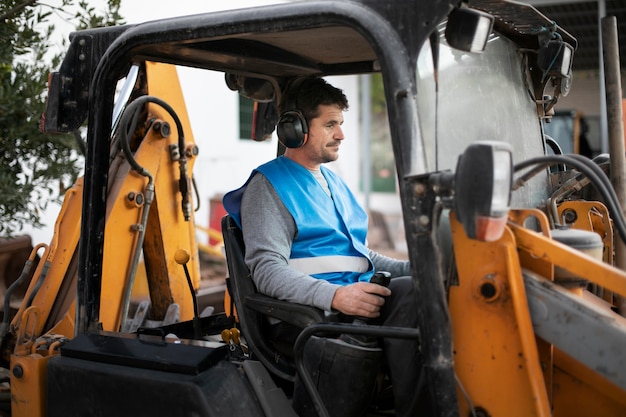 Free photo man using an excavator for digging on day light