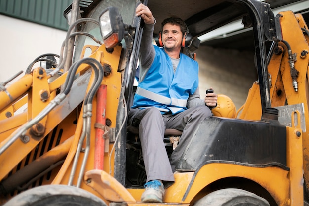 Free photo man using an excavator for digging on day light