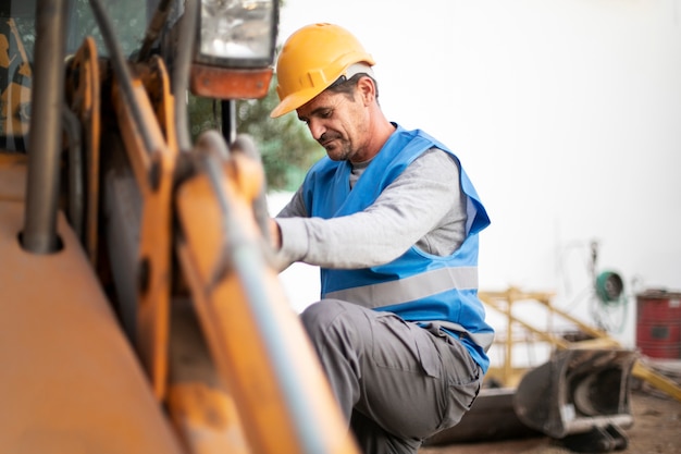 Free photo man using an excavator for digging on day light