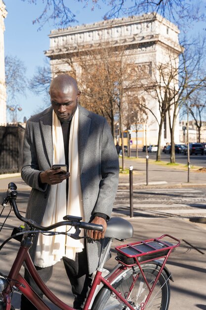 フランスの街で彼のスマートフォンを使用している男