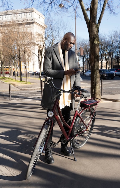 フランスの街で彼のスマートフォンを使用している男