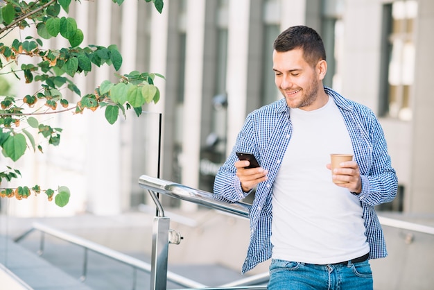 L'uomo che utilizza il telefono vicino al banister