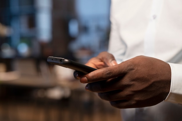 L'uomo che utilizza smartphone