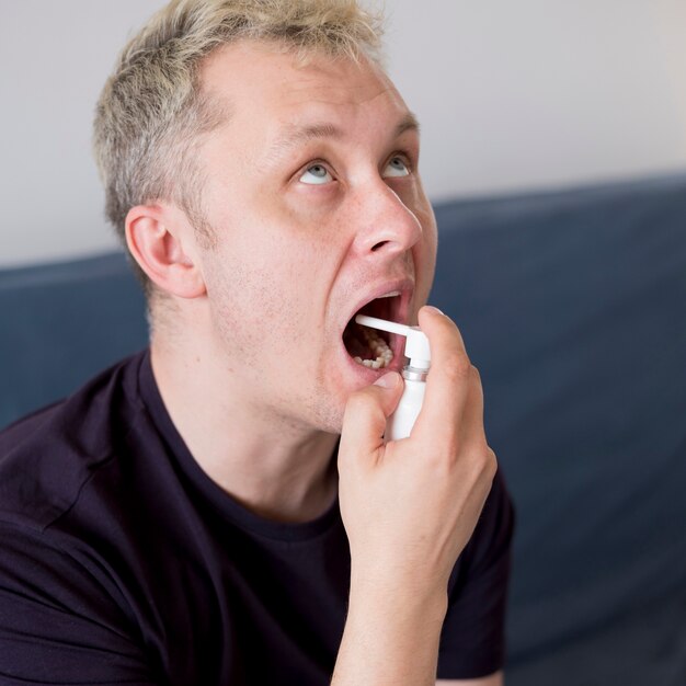 Человек с помощью лечения боли в горле
