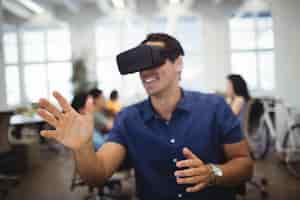 Free photo man using virtual reality headset