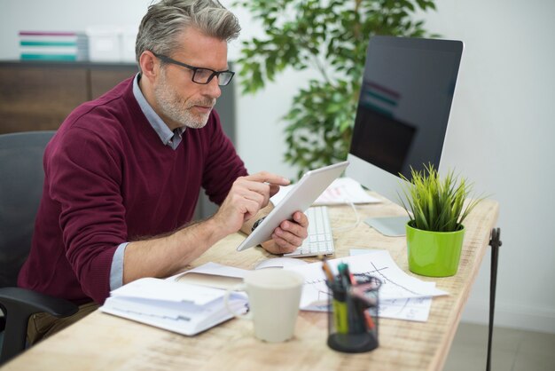 オフィスでワイヤレスインターネットを使用している男