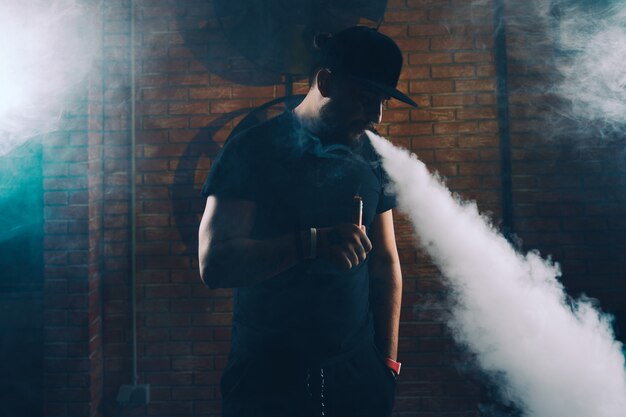 전자 담배를 vaping 남자