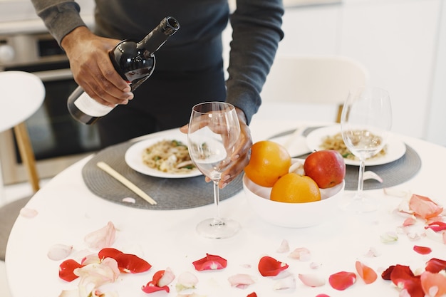 Uomo che aspetta la fidanzata il giorno di san valentino