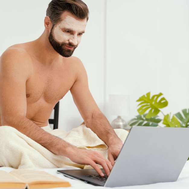 Man waiting for his face mask to make its effect