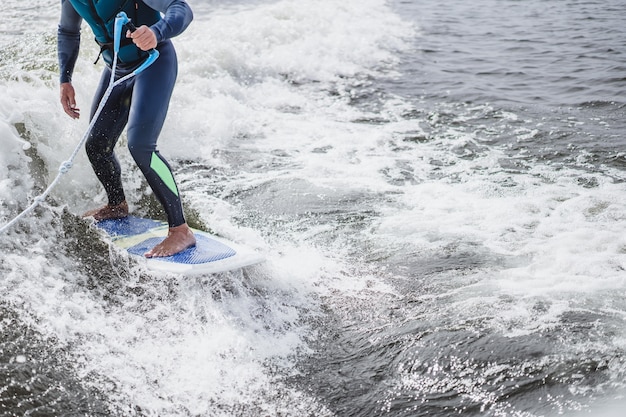 wakesurfingの男。ボートからの波。