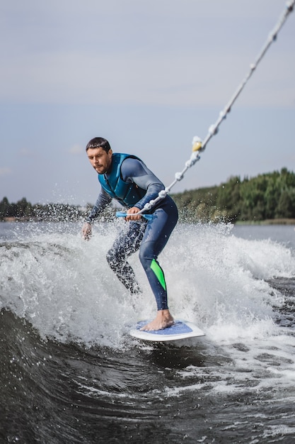 wakesurfingの男。ボートからの波。