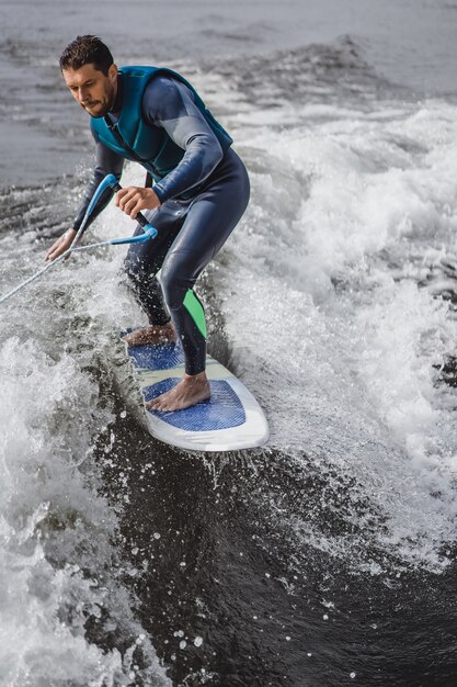 человек на wakesurfing. волны от лодки.