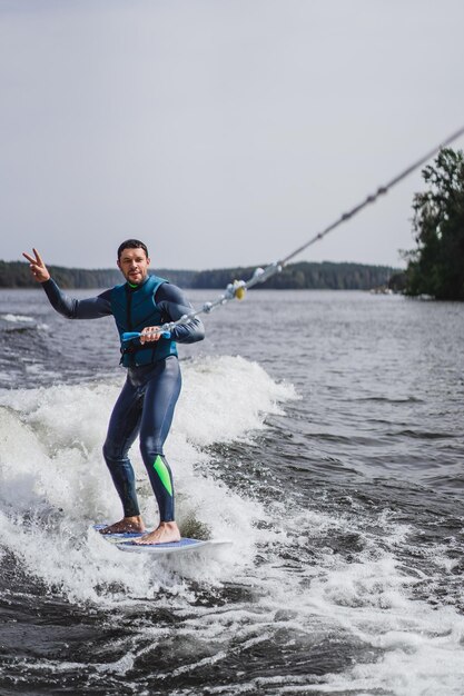 wakesurfingの男。ボートからの波。