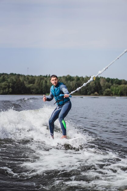 человек на wakesurfing. волны от лодки.