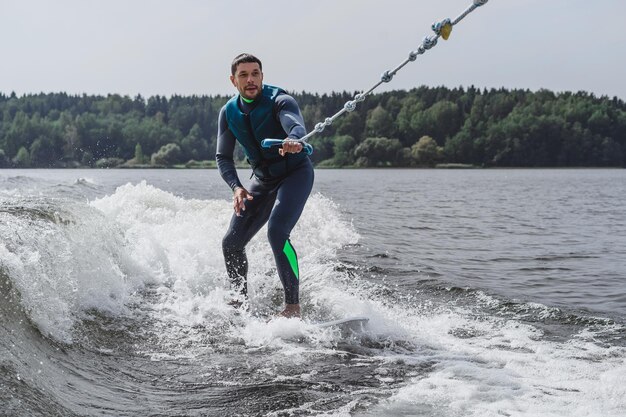 wakesurfingの男。ボートからの波。