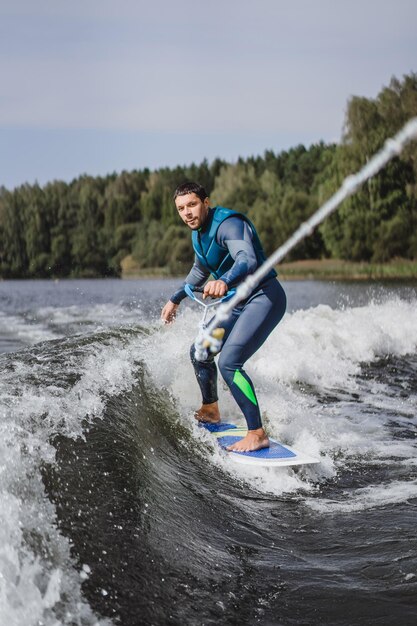 wakesurfingの男。ボートからの波。