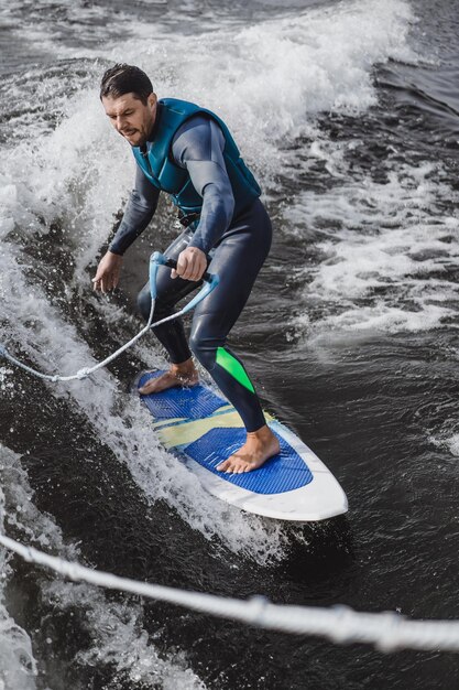 wakesurfingの男。ボートからの波。