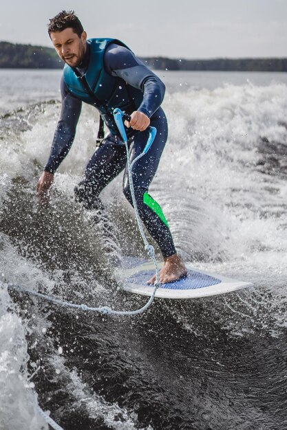 wakesurfingの男。ボートからの波。