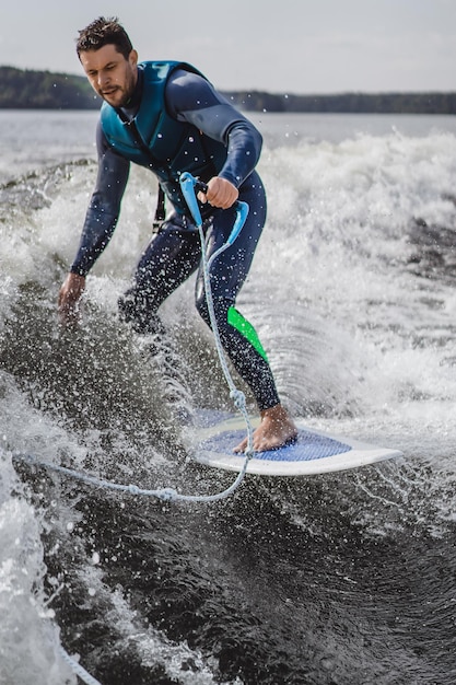 человек на wakesurfing. волны от лодки.