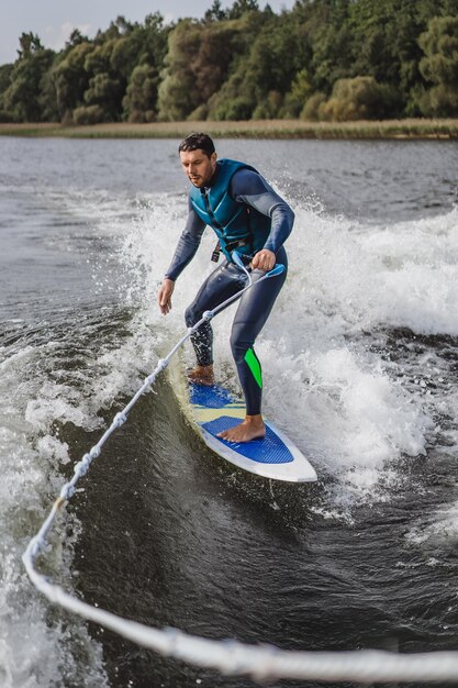 wakesurfingの男。ボートからの波。