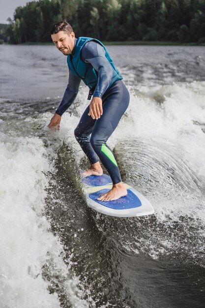 wakesurfingの男。ボートからの波。