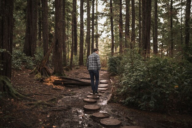 숲에서 걷는 남자