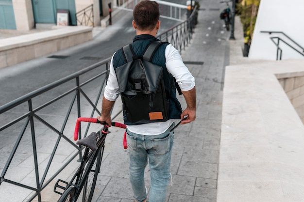 自転車の横を歩いている男