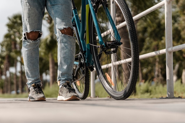 自転車の横を歩いている男