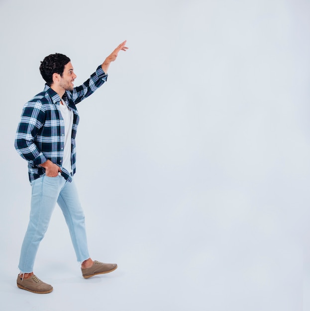 L'uomo camminare e rivolto verso l'alto