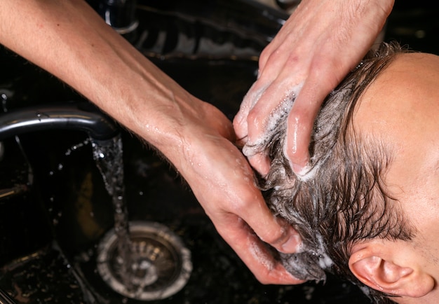 クライアントの髪を洗う男