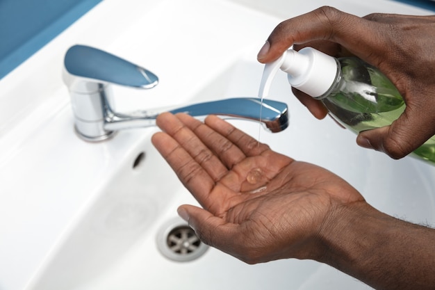 Человек тщательно мыть руки в ванной комнате крупным планом предотвращение инфекции