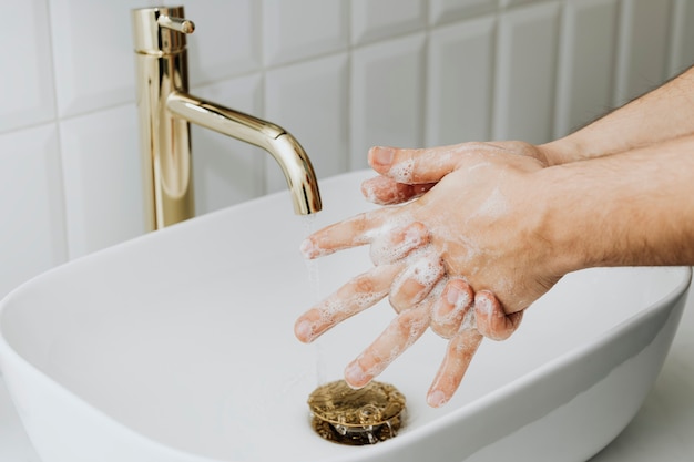 石鹸で手を洗う男