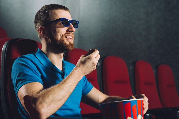 영화관에서 재미있는 영화를 보는 남자