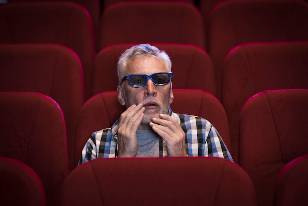 Foto gratuita uomo che guarda un film al cinema