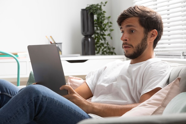 タブレットでストリーミングサービスを見ている男