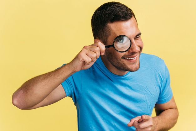 Uomo che guarda attraverso una lente d'ingrandimento