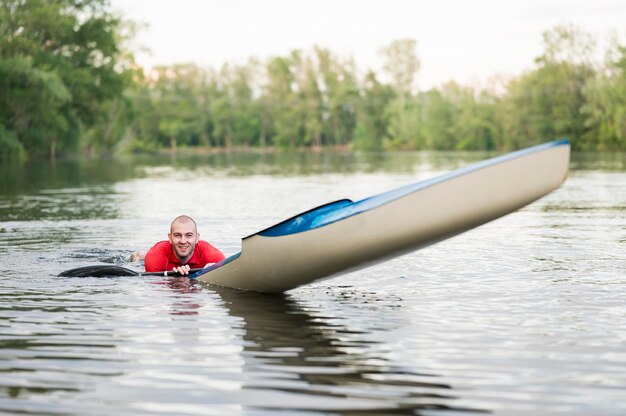 Человек в воде возле каяка