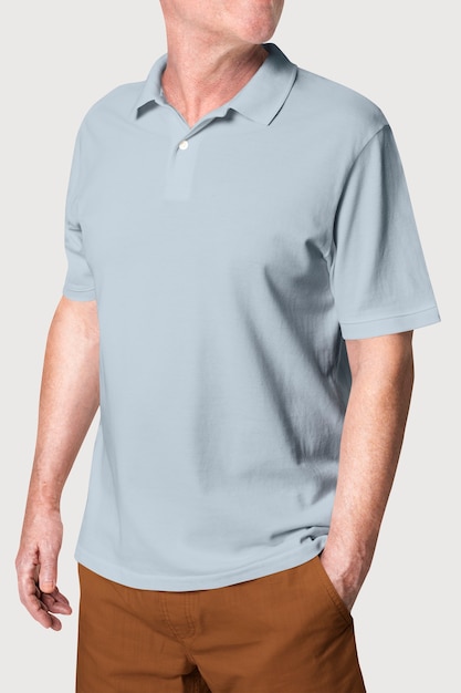 Бесплатное фото Человек, носящий базовую серую рубашку поло